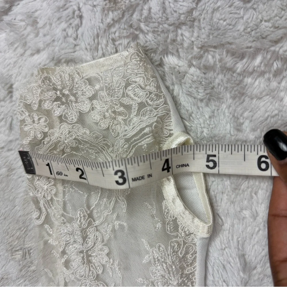 Plus size Ivory lace thumb glove